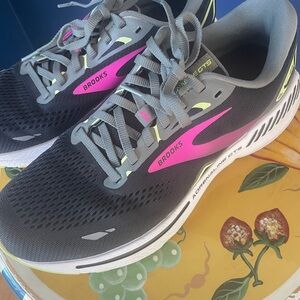 Brooks Women's Athletic Shoes - Black, Pink EUC!! 9.5 regular